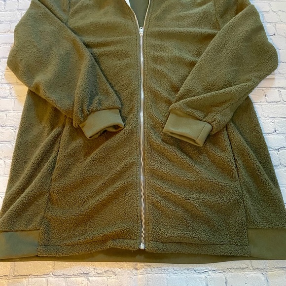 Zip up Sherpa sweatshirt NWOT - Picture 3 of 4